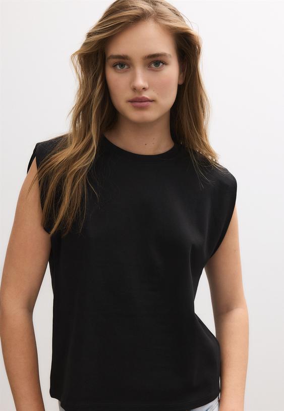 basictshirt-mit-schulterpolstern