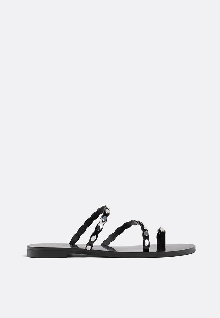 flache-sandalen-mit-nieten