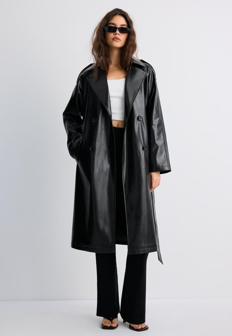 Stradivarius – Lång Trenchcoat I Skinneffekt