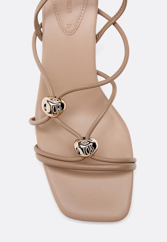 Сандали Със Средновисок Тънък Ток И Метални Елементи