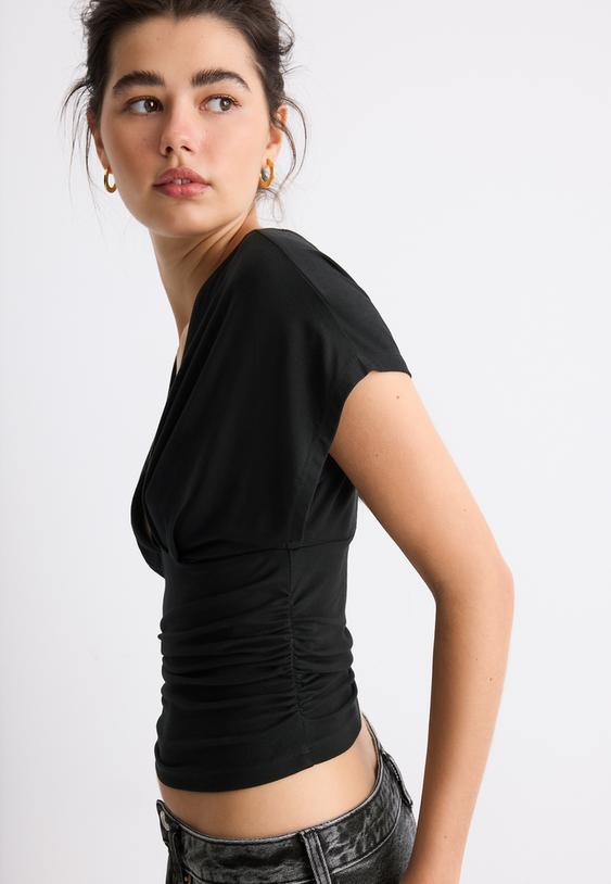 camiseta escote pico fajin