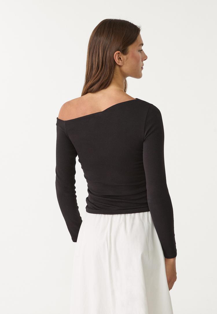 camiseta escote asimetrico