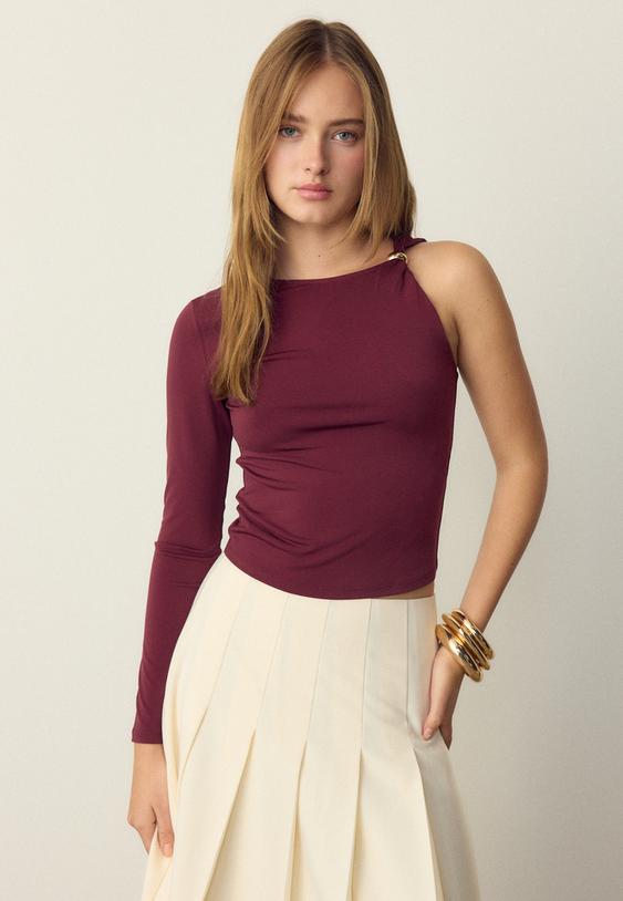 tshirt assimetrica com fivela metalica