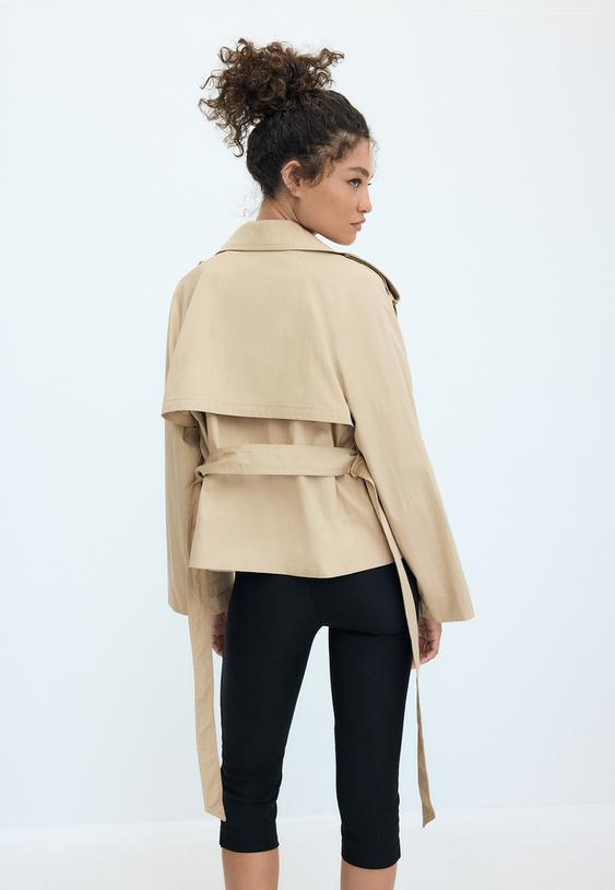 trench corto con collo alto e cintura