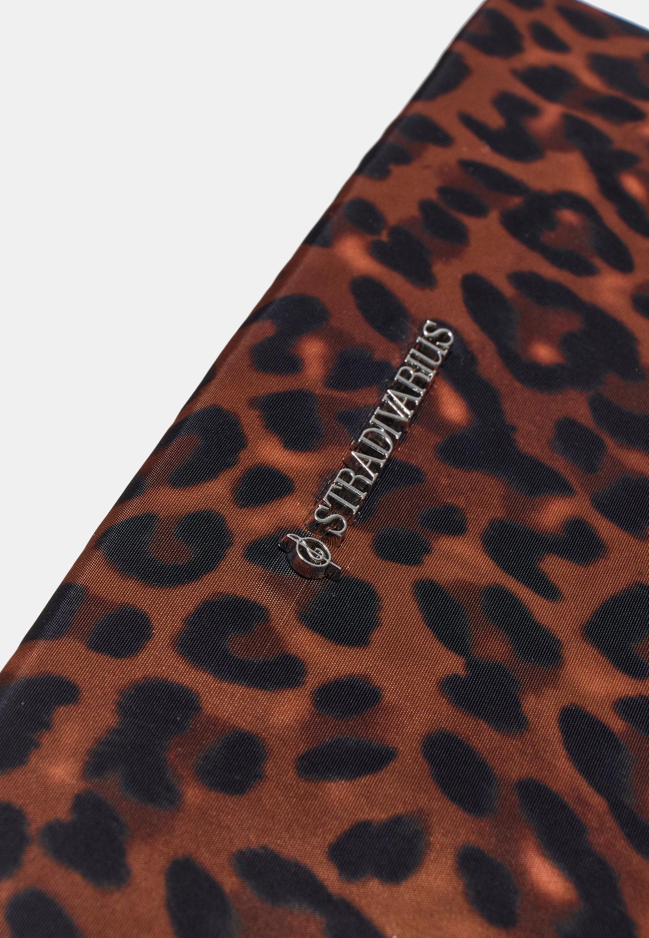 Flat leopard print wash bag — Brown