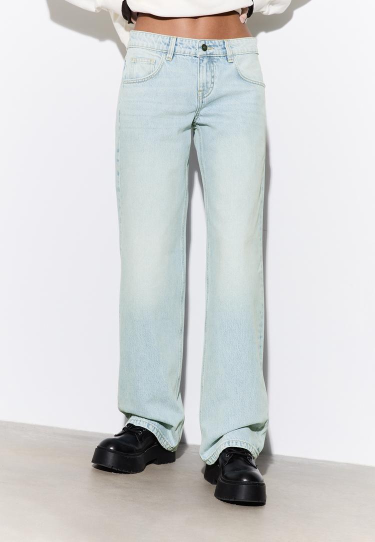 jeans-mit-tiefem-weitem-bein