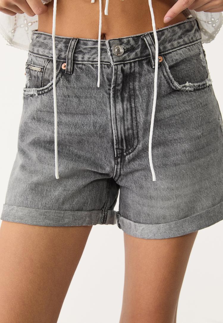 d83 short mom fit