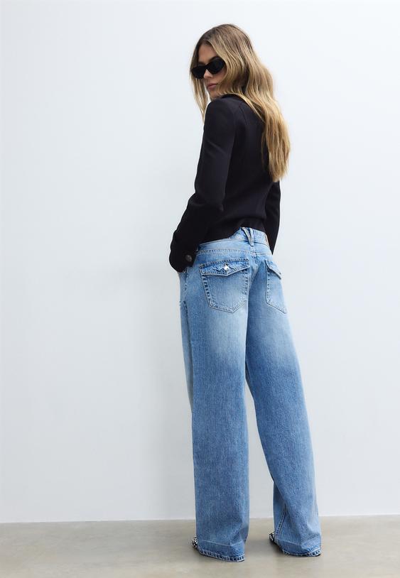 jeans a vita bassa e gamba larga con bottone gioiello