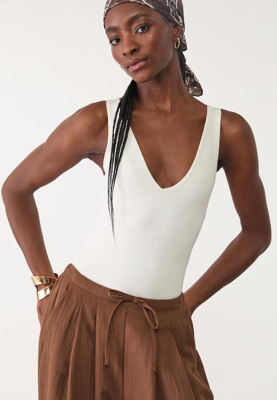 body cuello pico poliamida