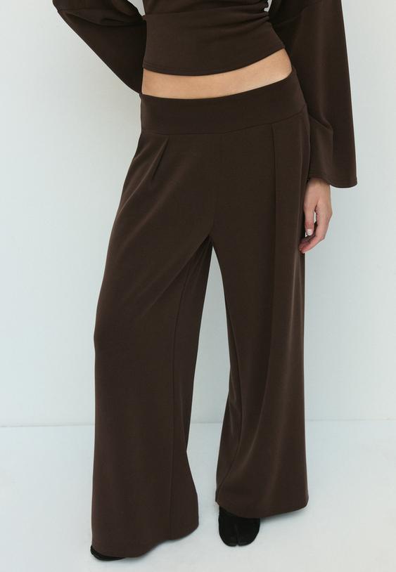Stradivarius Pantaloni Largi Cu Pense Și Material Fin Maro Xs