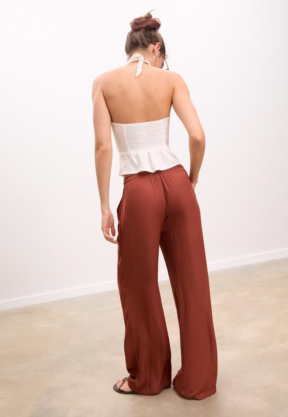 lange soepelvallende broek van zijdeachtige stof