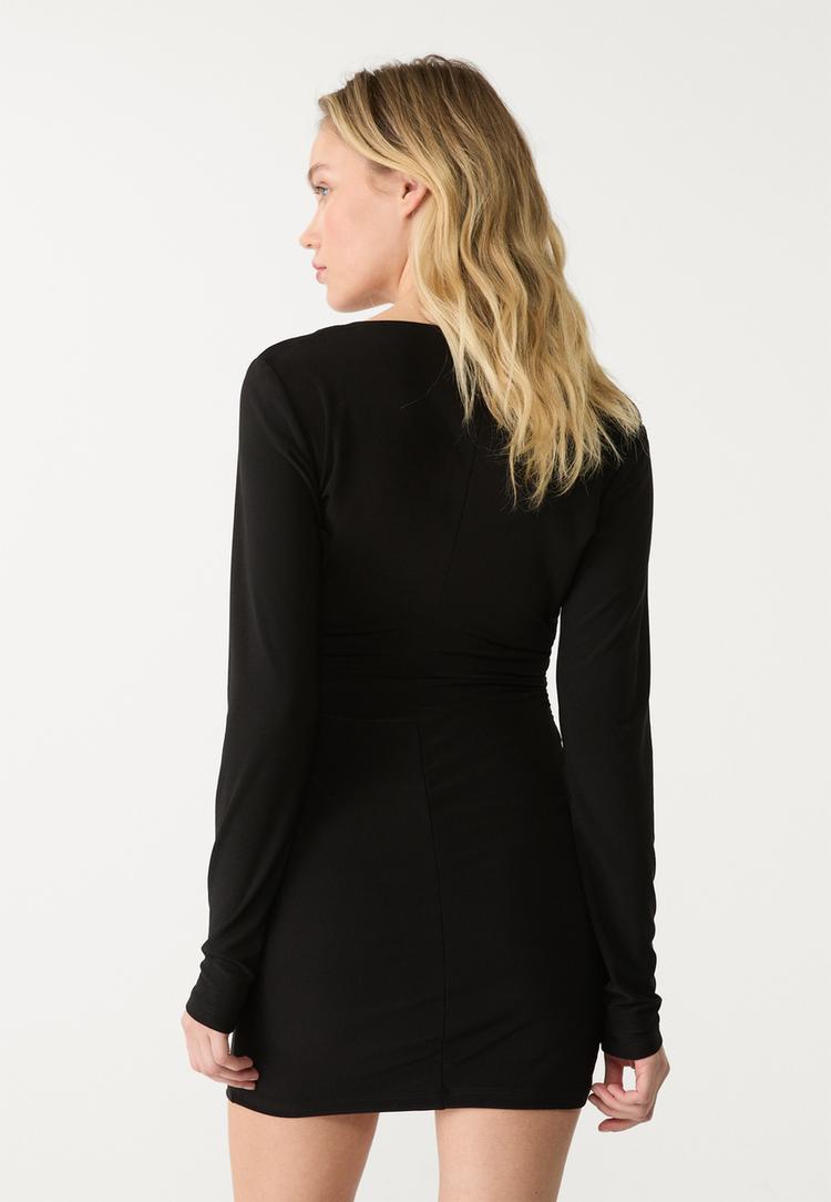 robe courte decollete fluide