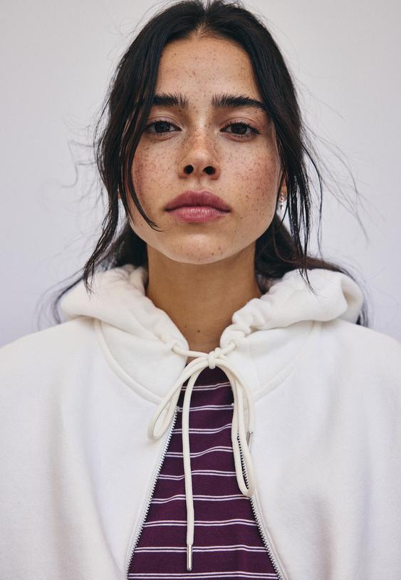 sweatshirt com capuz e fecho de correr