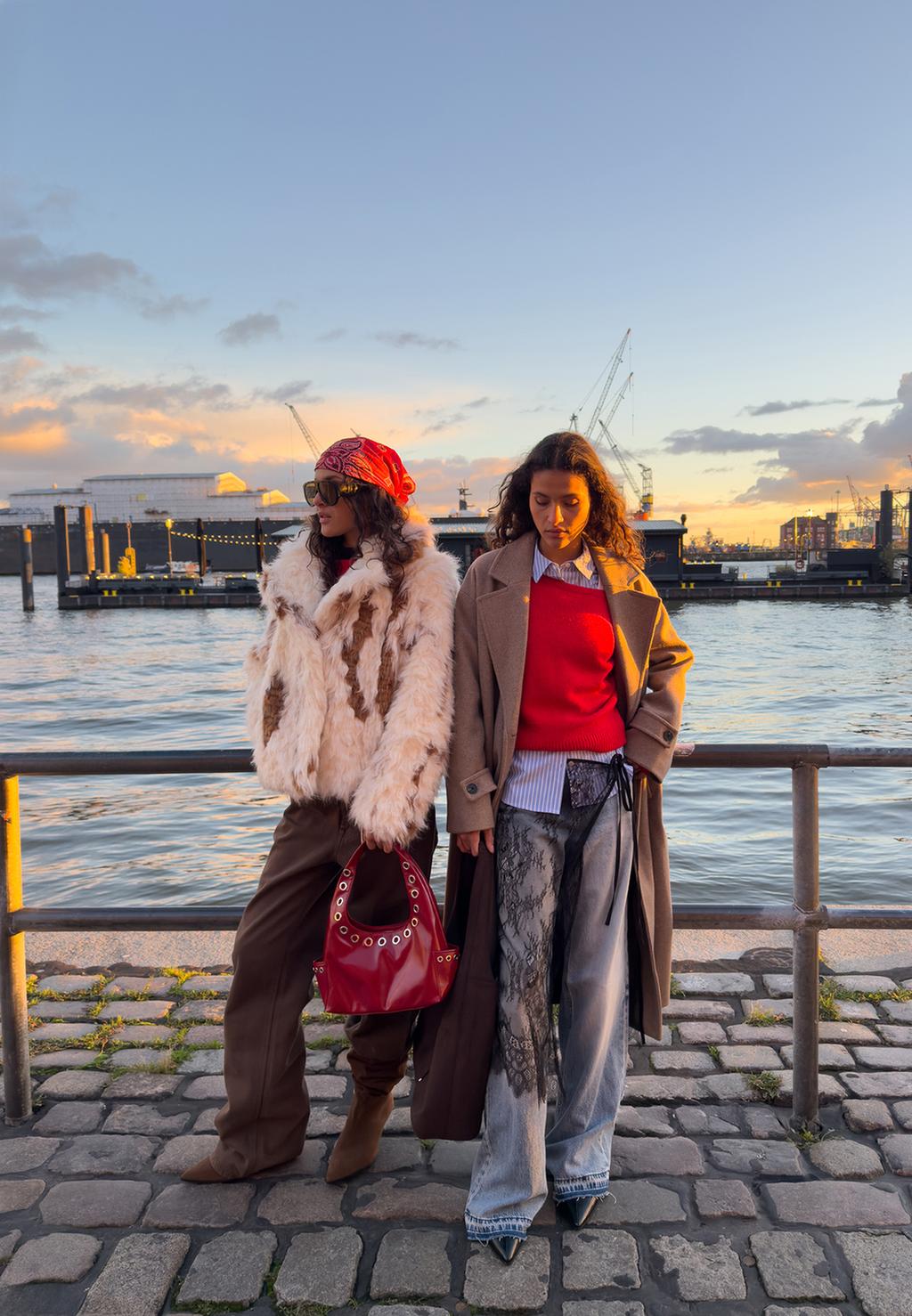 Трикотажный джемпер с вырезом-лодочкой