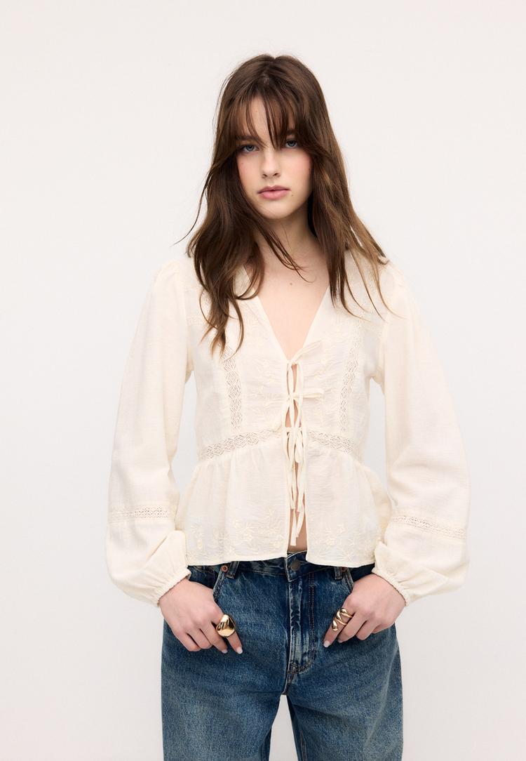 blusa fluida ricamata con nodo