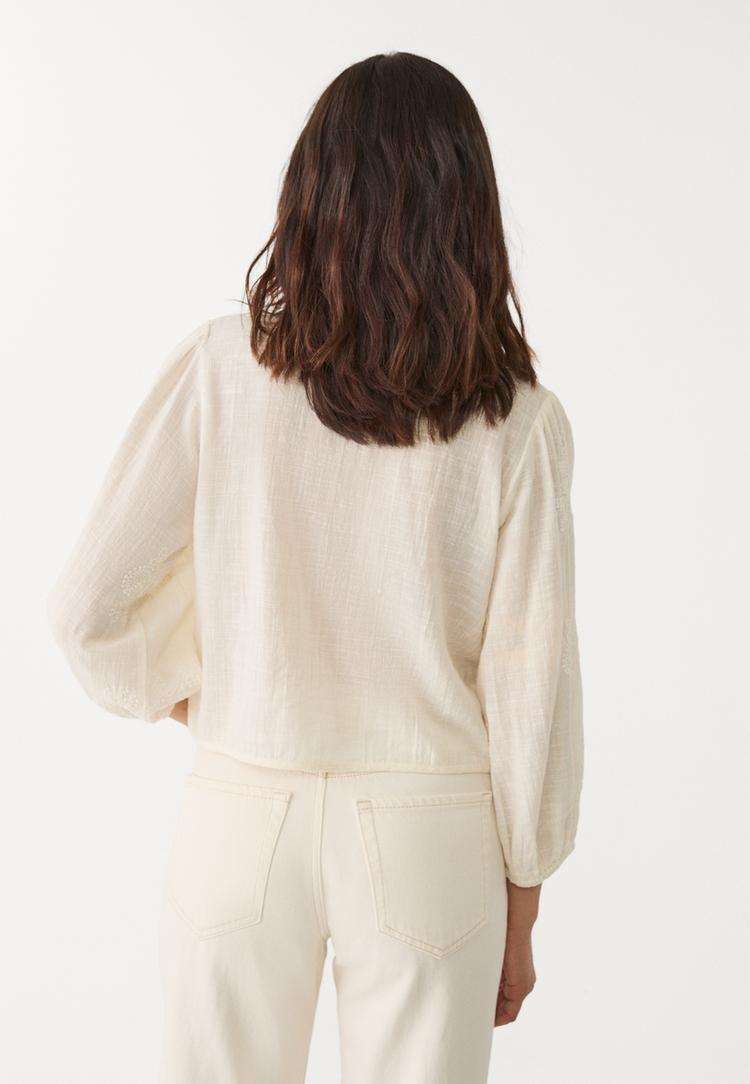 blusa fluida bordados