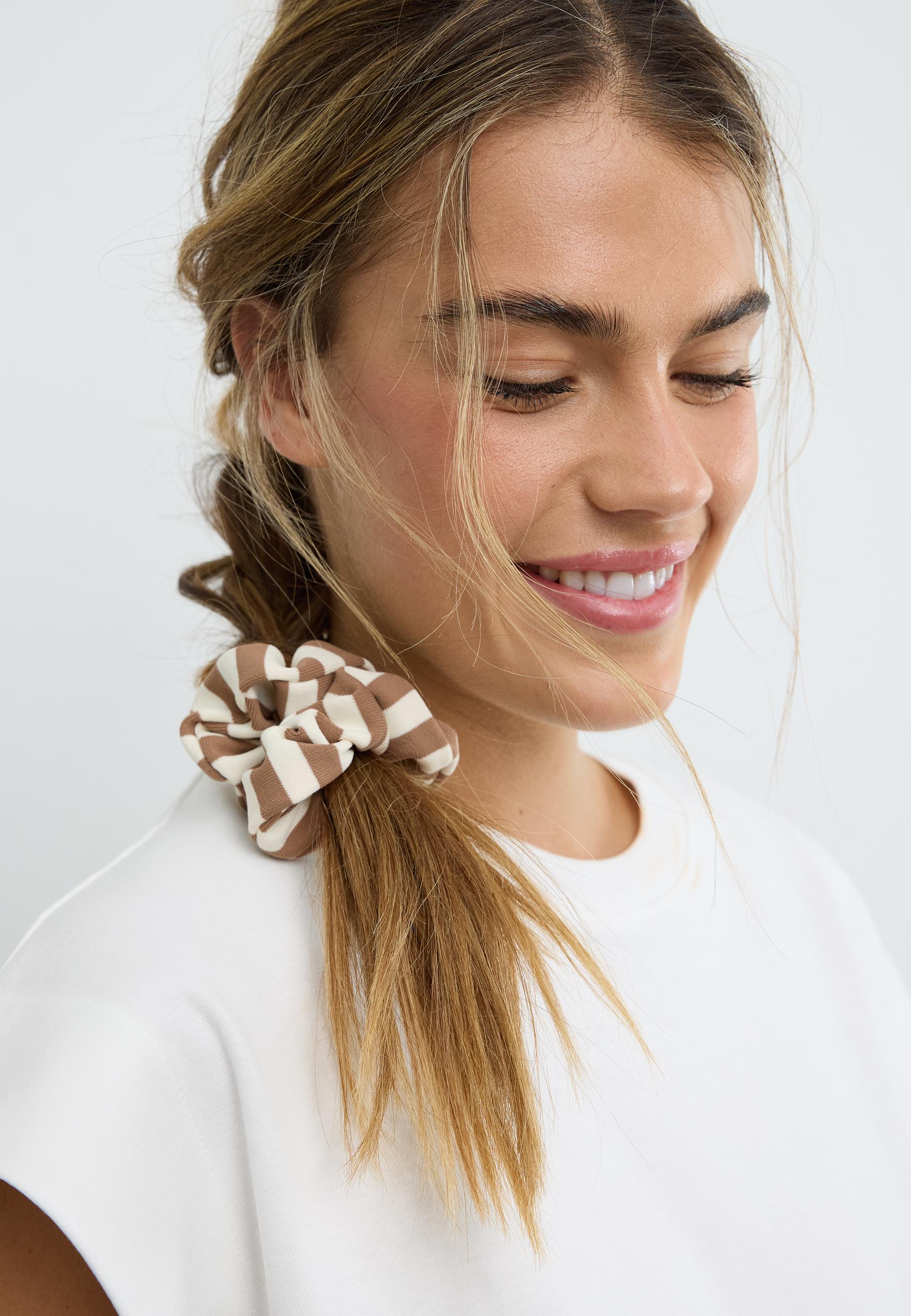 Set of 3 striped scrunchies — Brown