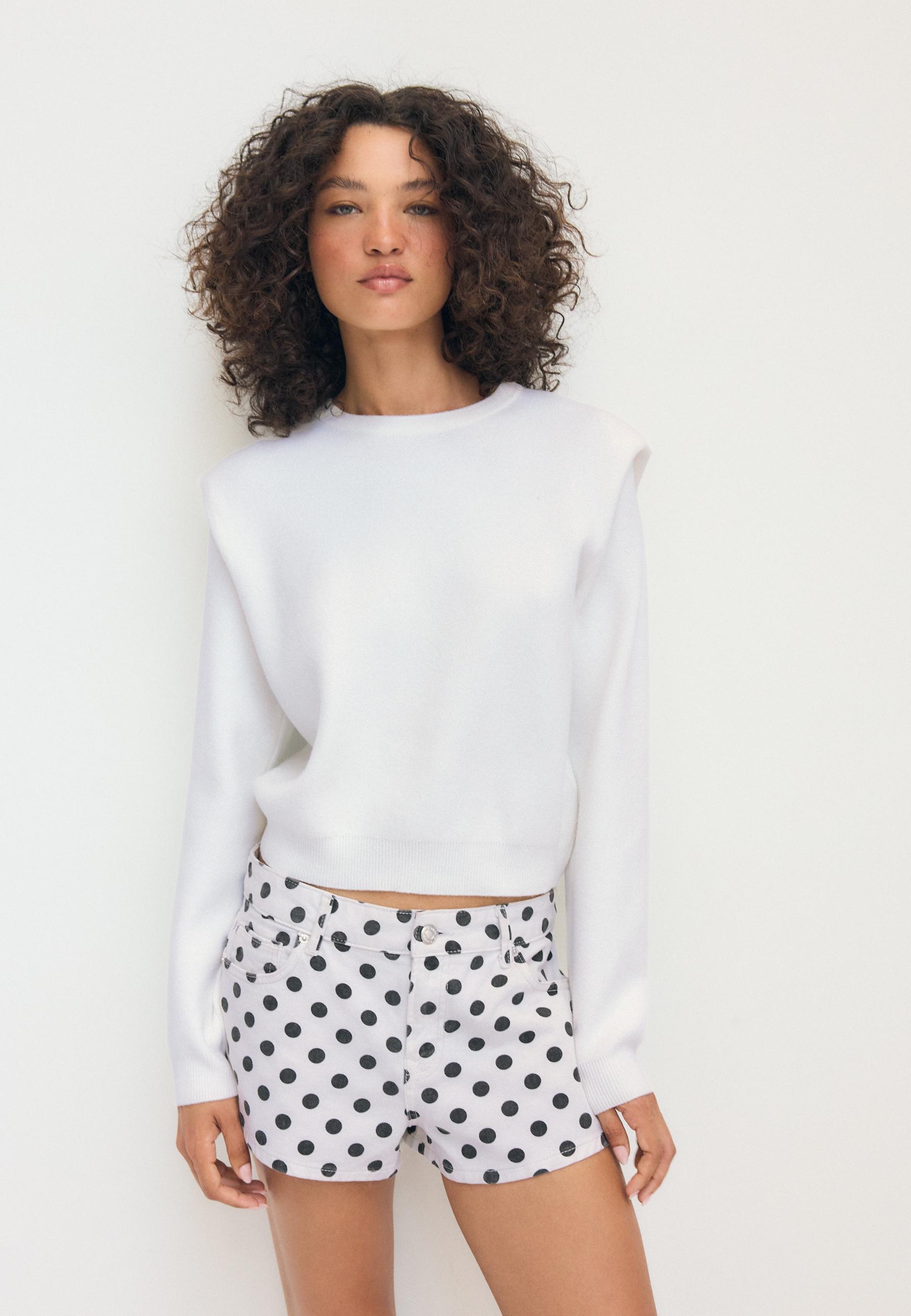 Knitted jumper with padded shoulders — Ecru