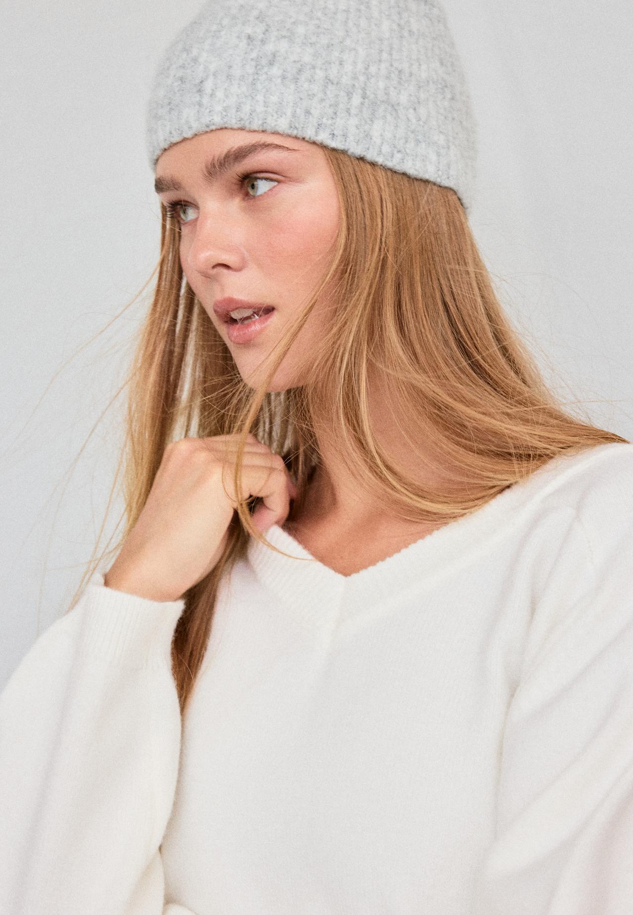 Basic V-neck knit jumper — Ecru