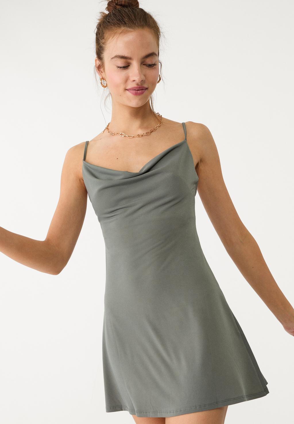 Kurzes Kleid mit fließendem Ausschnitt