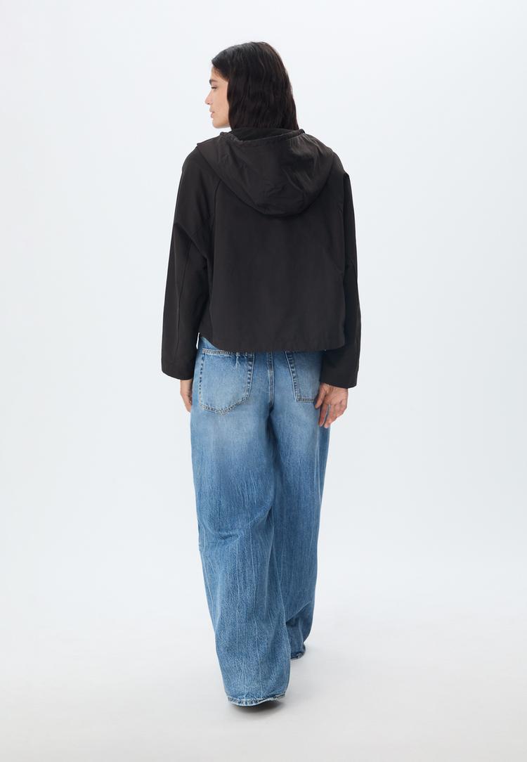 parka tecnica corta capucha