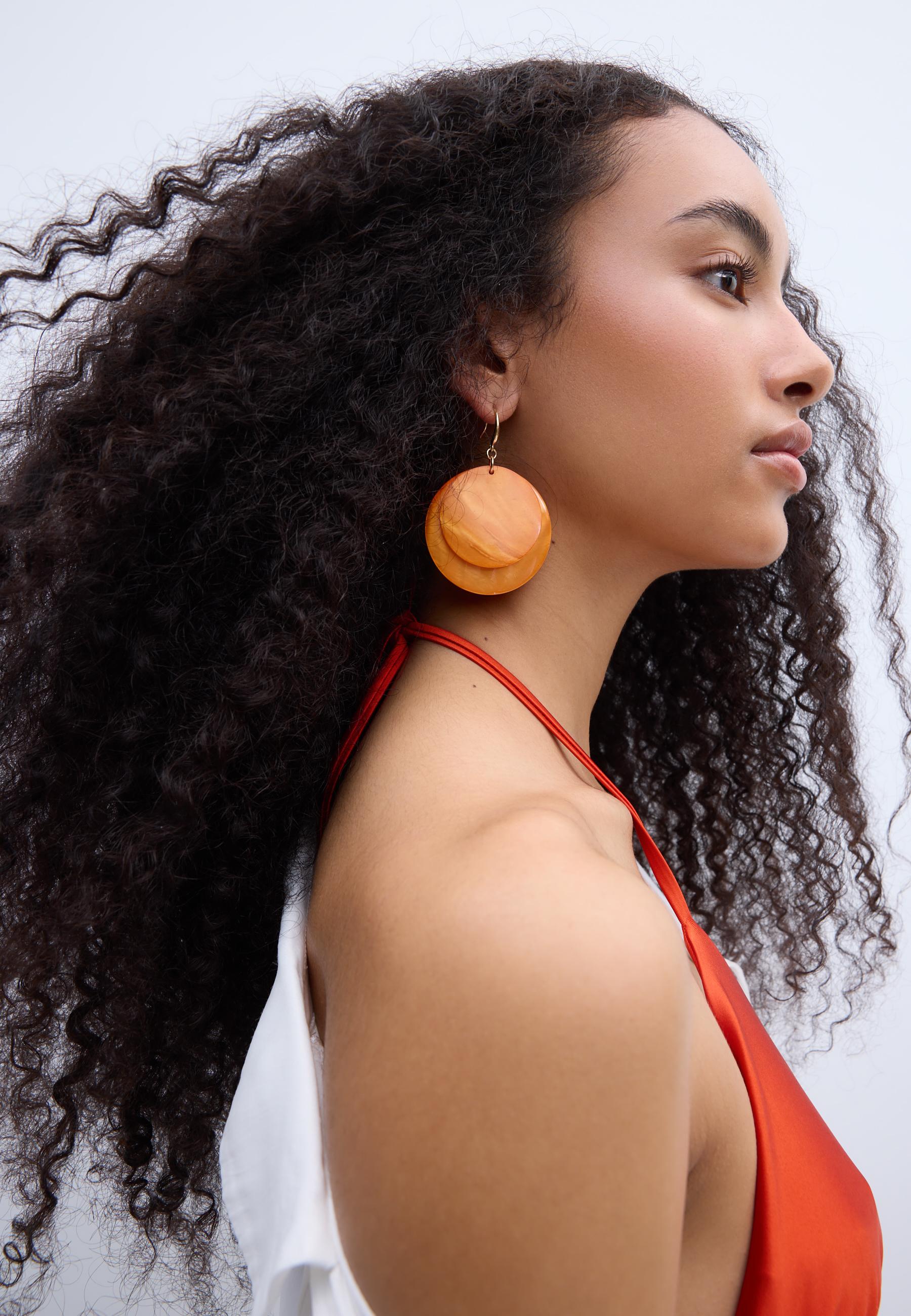Mother-of-pearl effect earrings — Orange