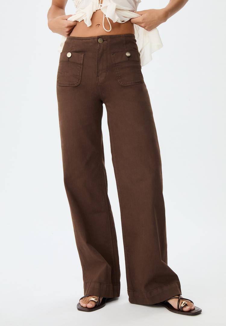d77-hose-mit-minimalistischen-taschen