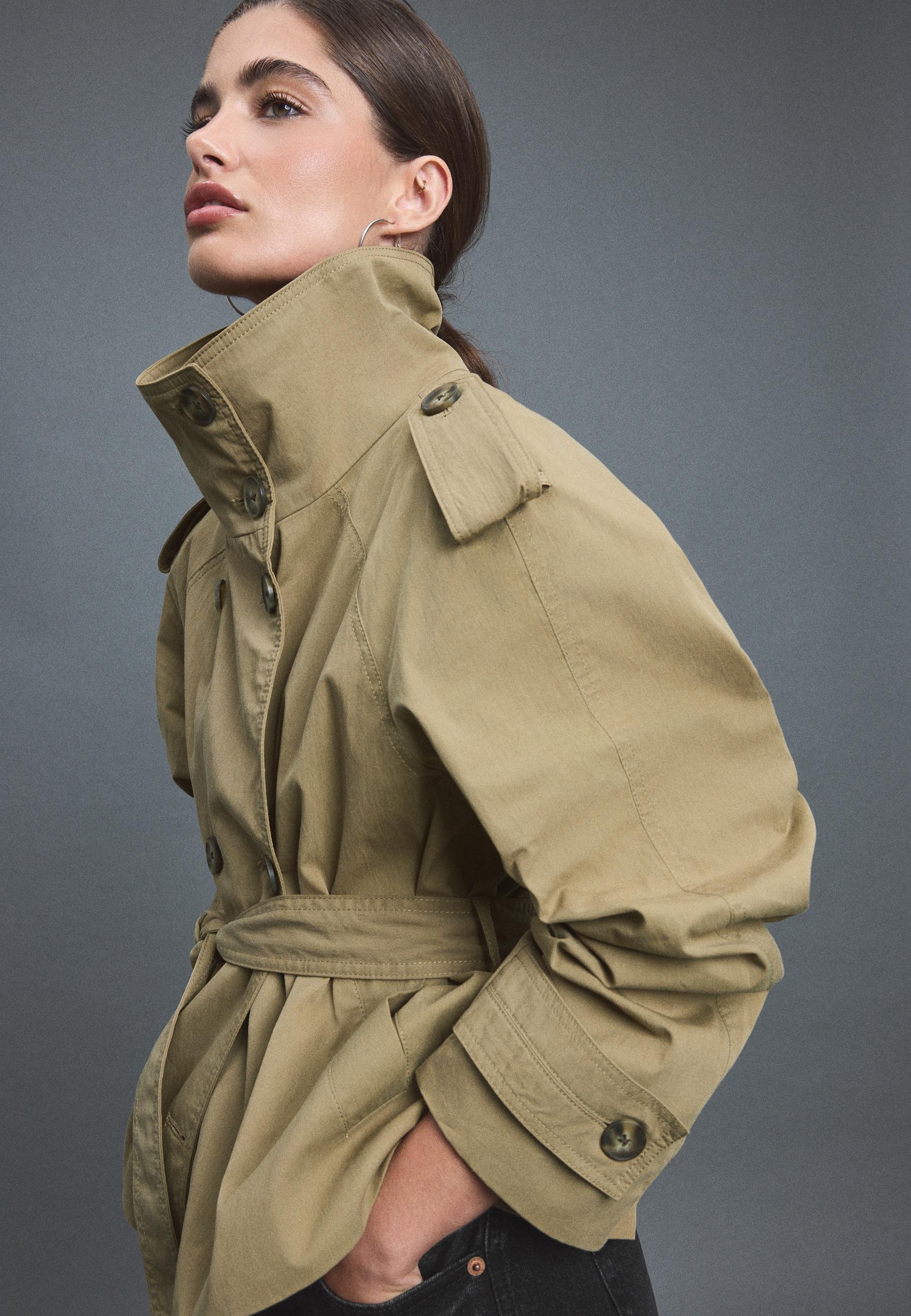 Stradivarius Κοντό Trench Με Όρθιο Γιακά Και Ζώνη Λαδί L