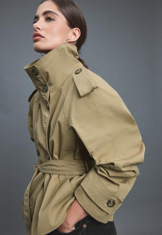 trench corto con collo alto e cintura