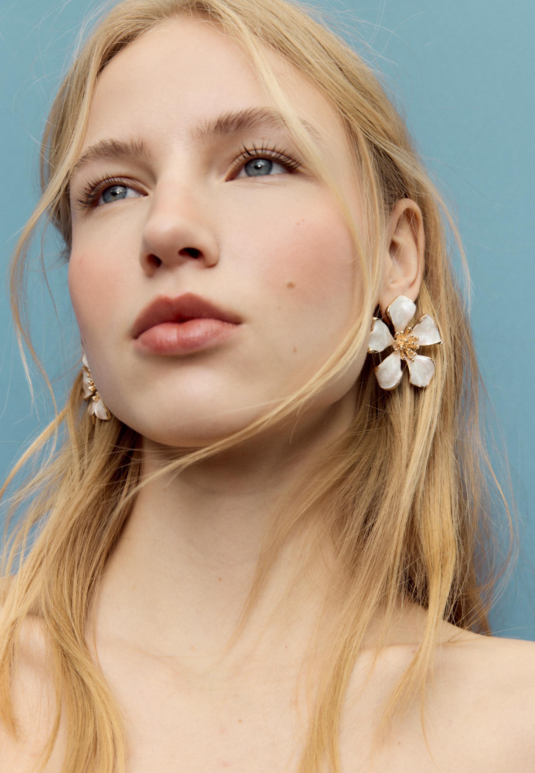 Enamelled flower earrings — Ecru