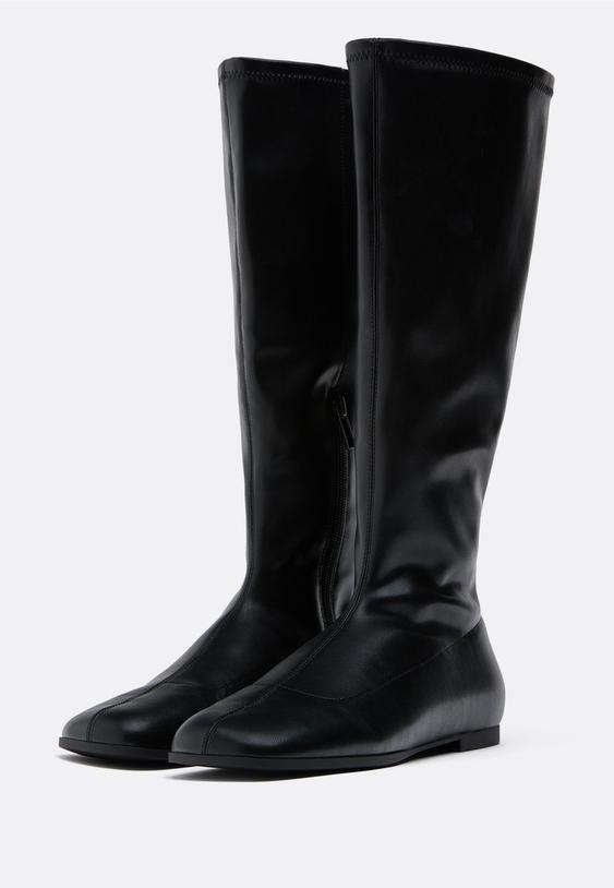 eng-anliegende-flache-stiefel