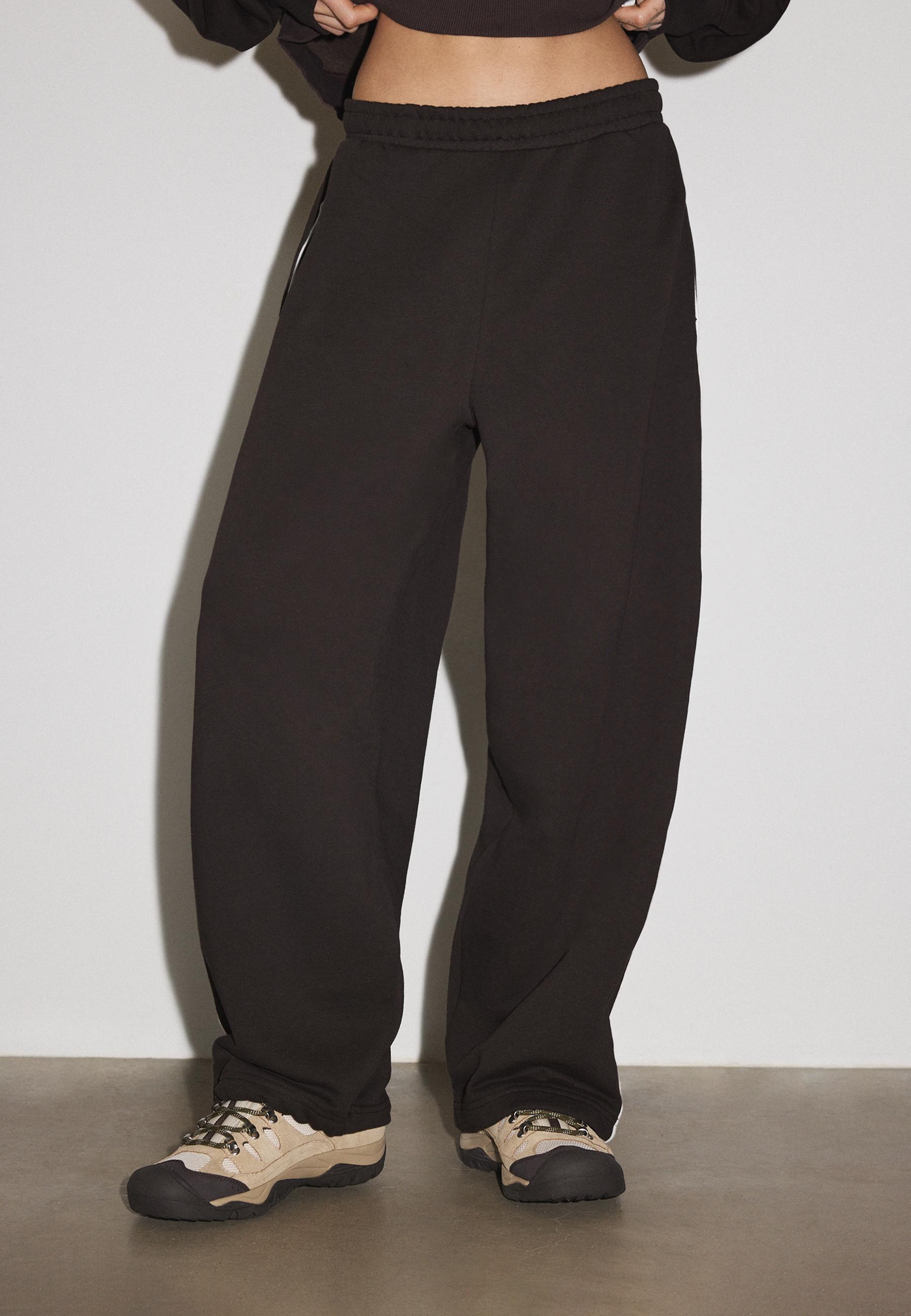 Plush joggers with piping and toggles — Brown