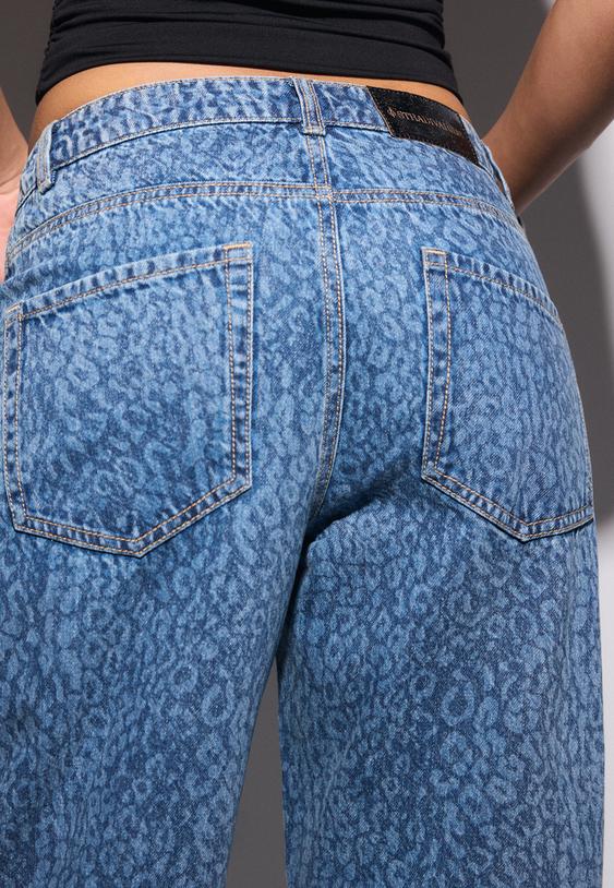 jeans straight fit leopardo brillos