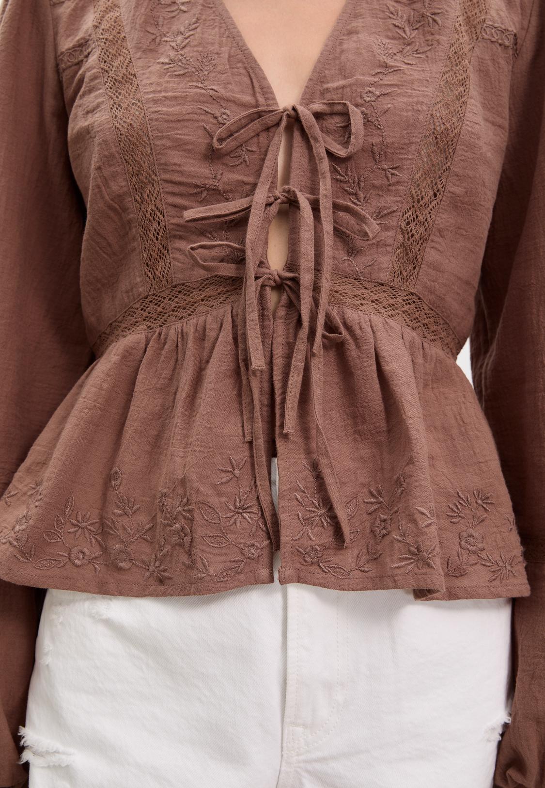 Blusa con nodo fluida ricamata