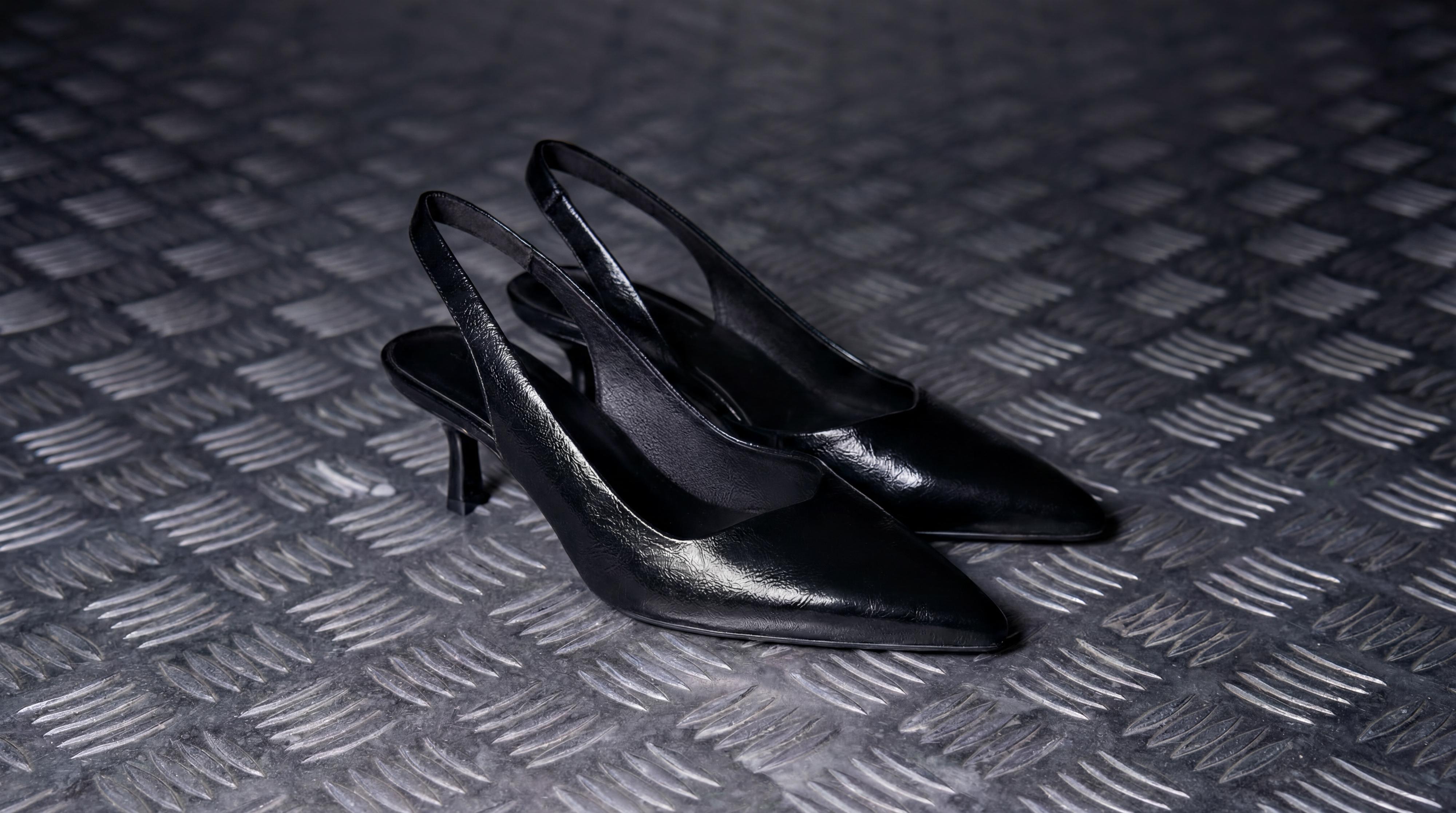 Basic kitten heel shoes — BLACK