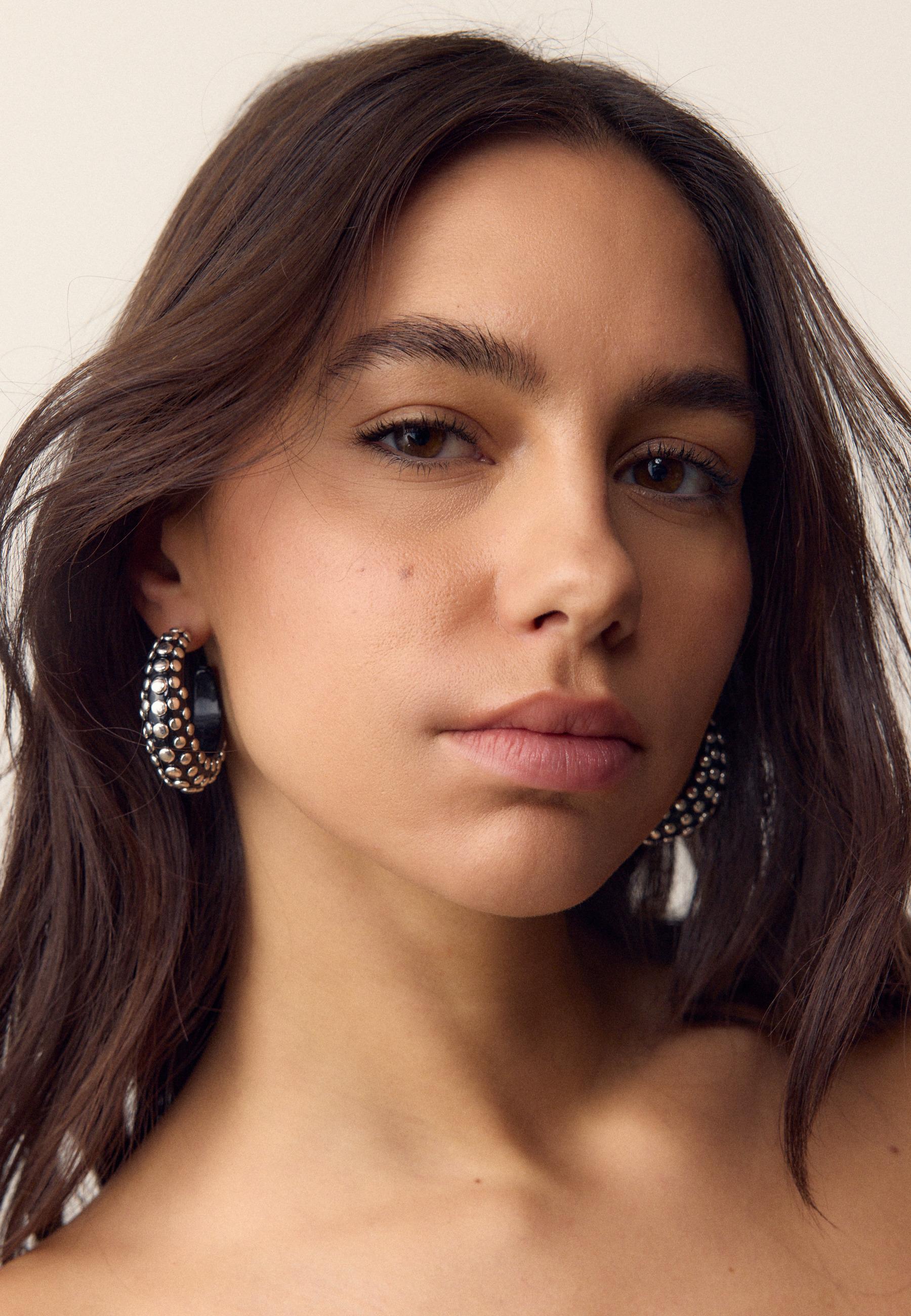 Stud hoop earrings — Black