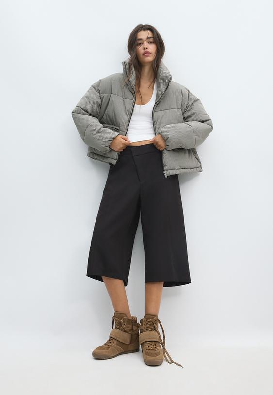 blusao acolchoado cropped de gola alta e xadrez