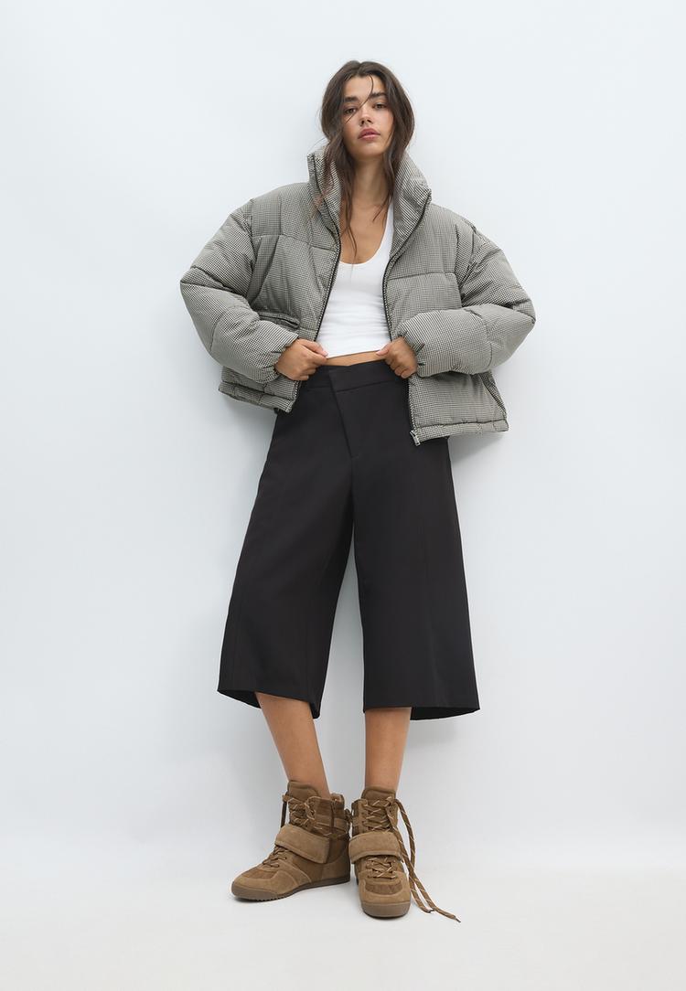 kurze-wattierte-jacke-mit-karomuster-und-stehkragen