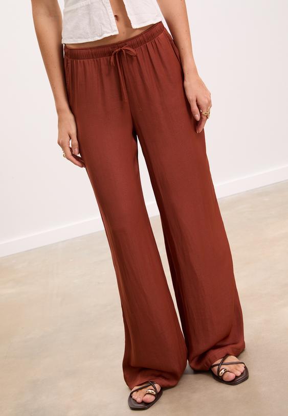 lange soepelvallende broek van zijdeachtige stof