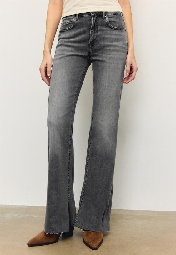 Дънки D74 С Разкроени Крачоли И Цепка