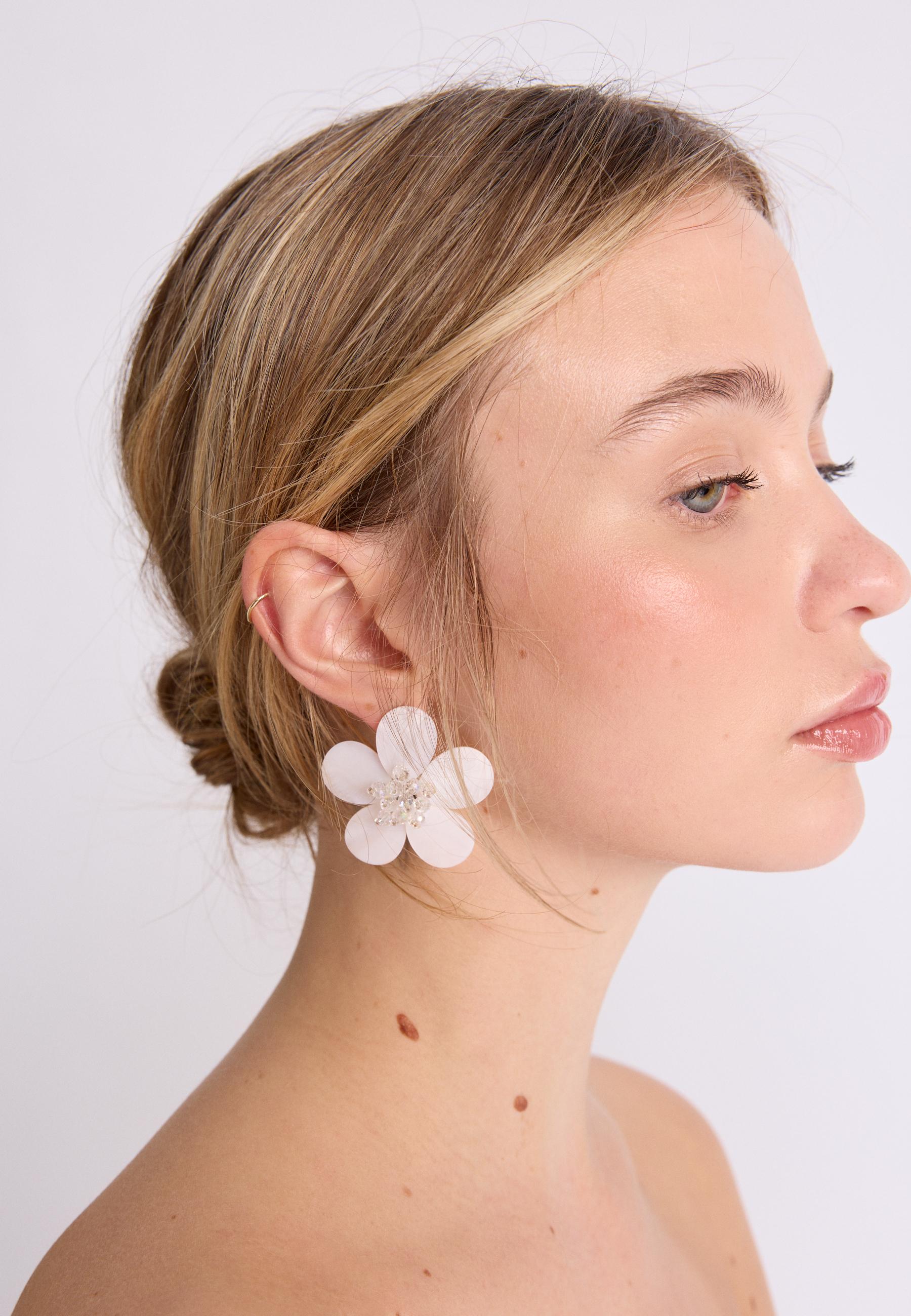 Mother-of-pearl effect flower earrings — White