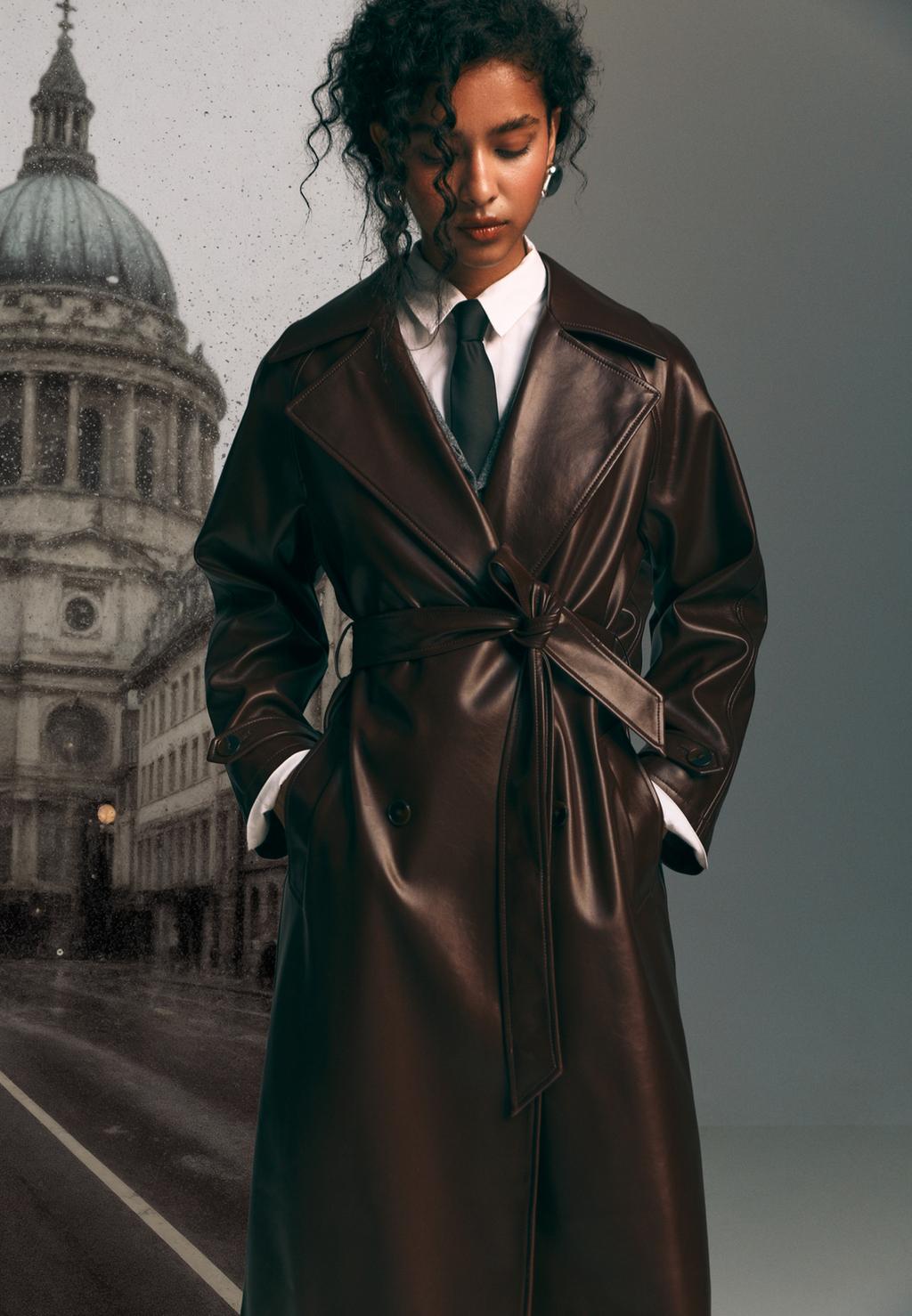 Trench largo efecto piel