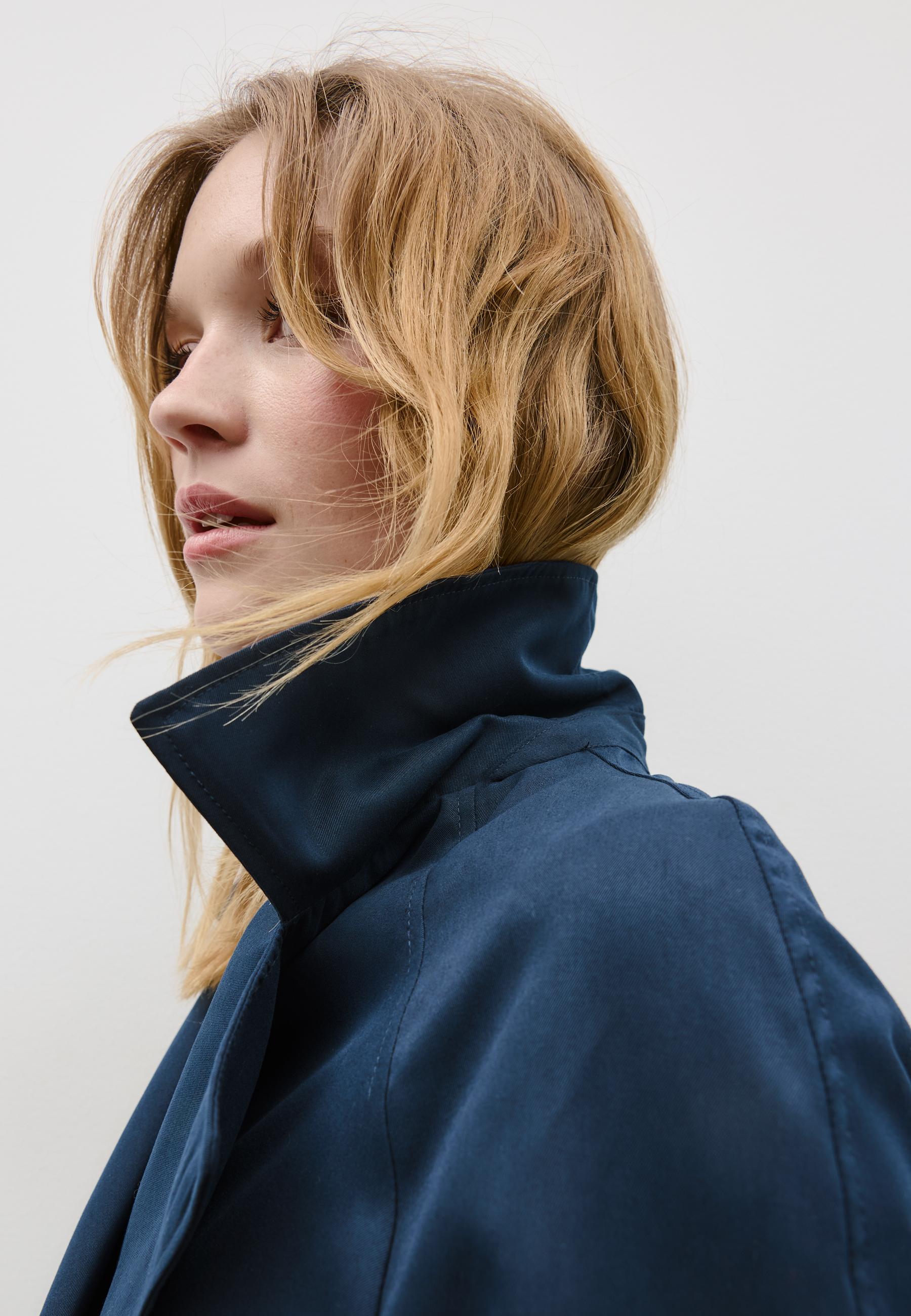 Short flowing trench coat with belt — Navy blue