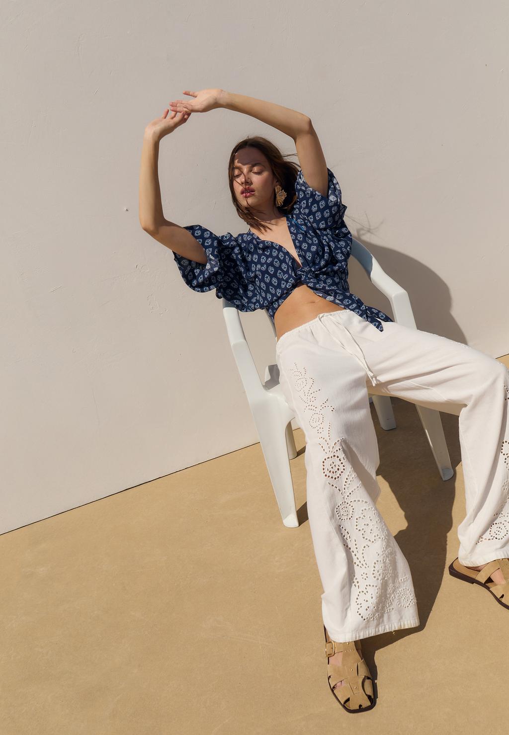 Pantalon fluide brodé avec du lin