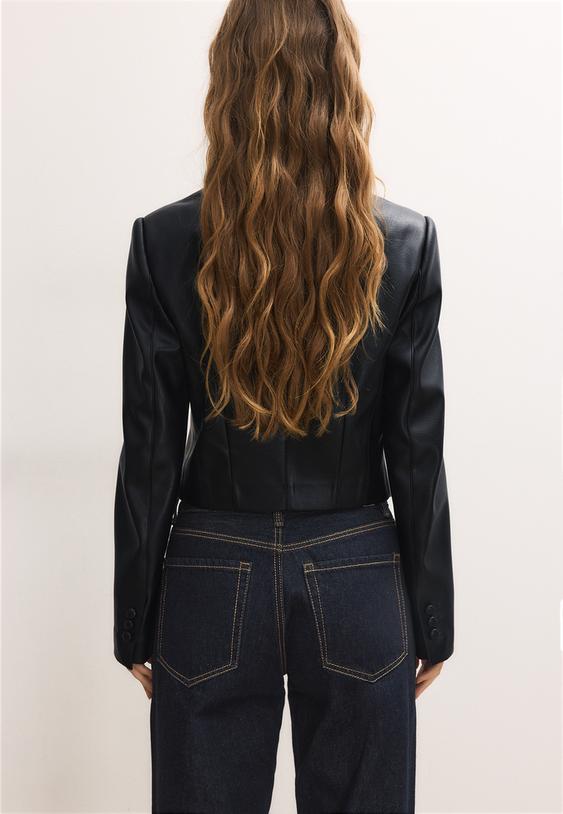 kurzer-blazer-in-kunstlederoptik