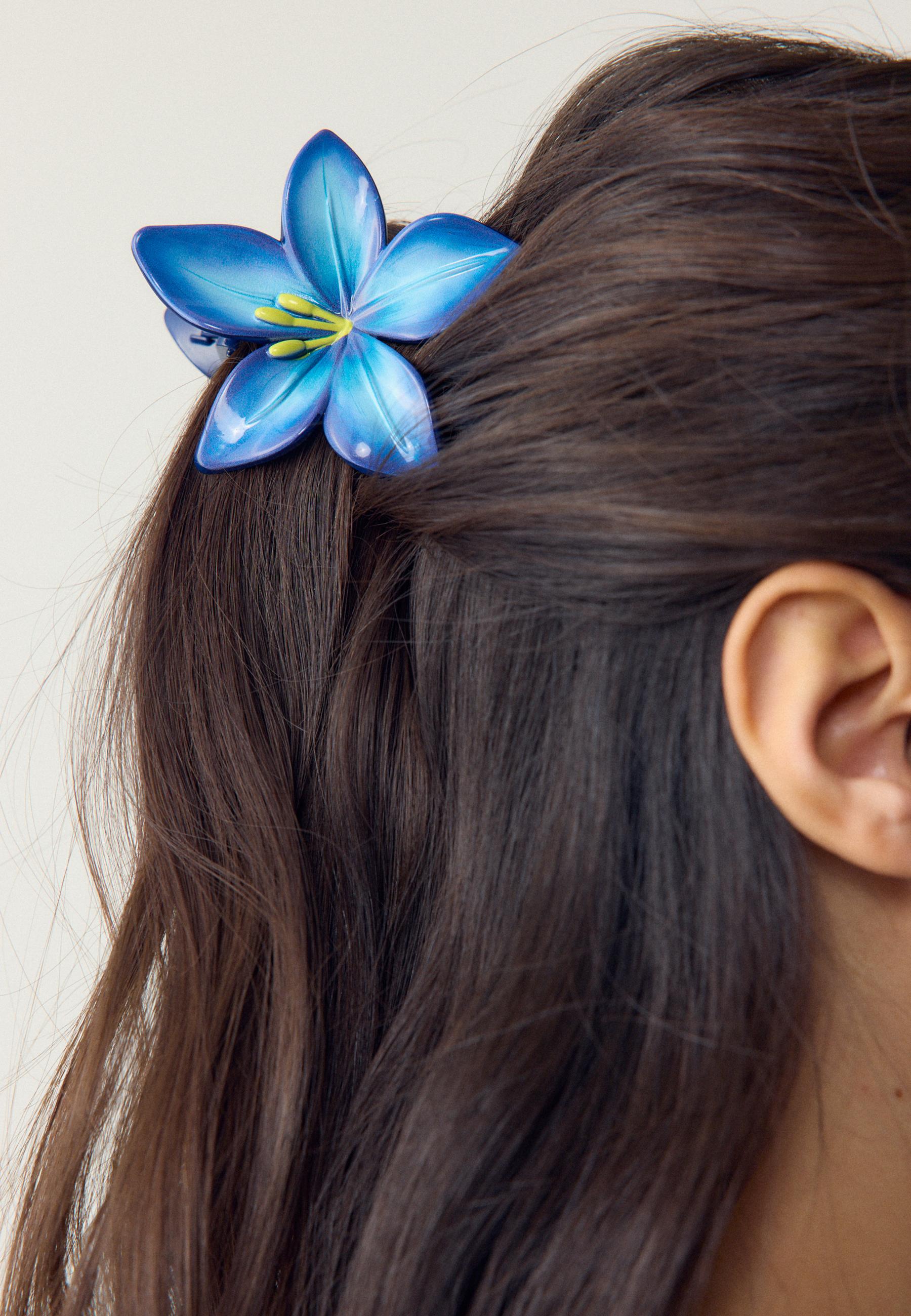 Flower hair clip — Electric blue