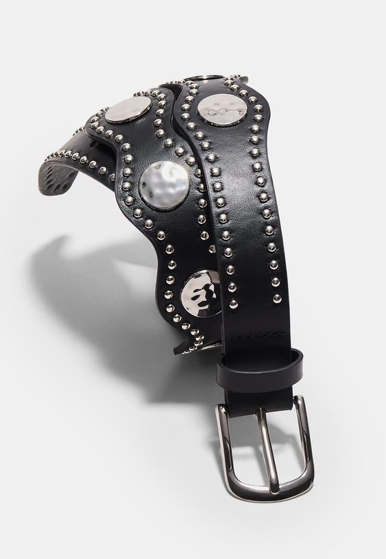 cintura con monete e borchie ondulata