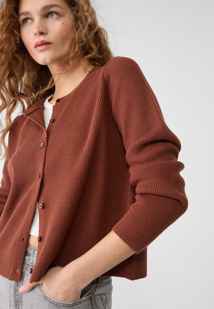 veste en maille a boutons et bord cote