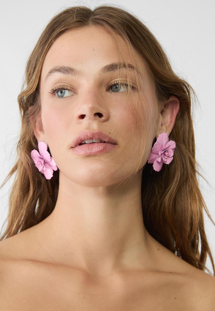 pendientes flor metalica contraste