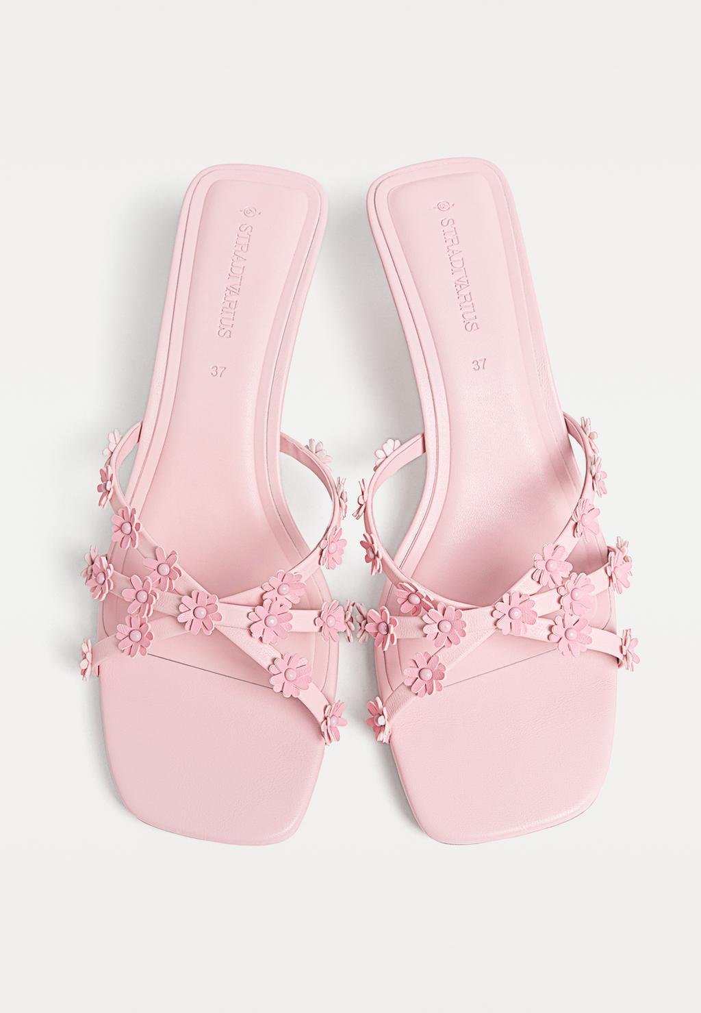 Sandales à talon avec fleurs